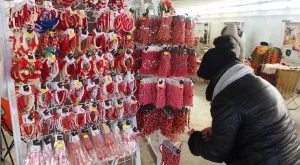 Мартениците стигат и 120 лева