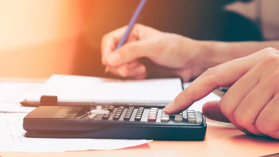 Дълговете на българите стават по-малки, обикновено ги трупат млади мъже