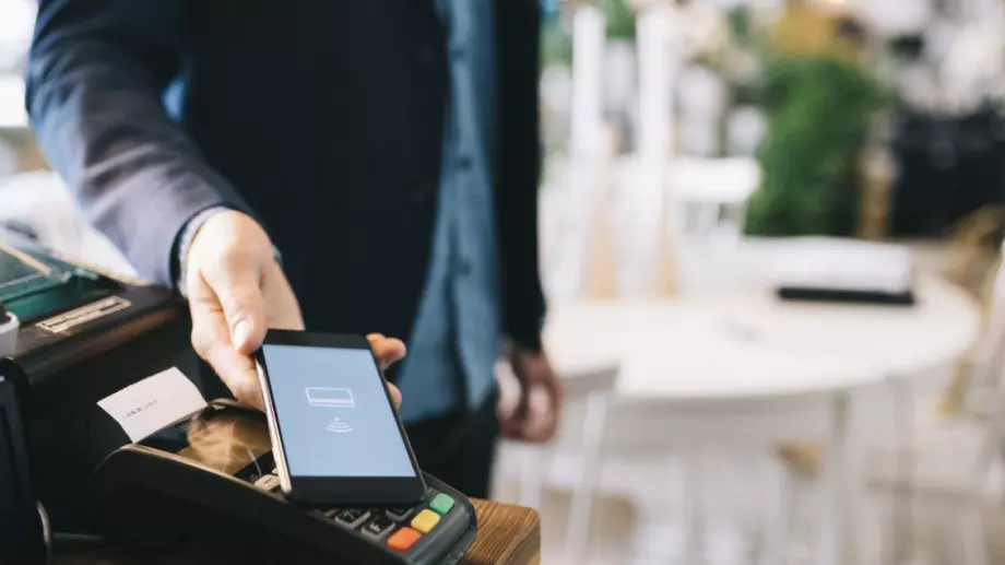 Как безконтактното взема контрол над живота ни