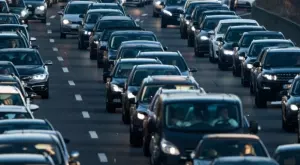 Великобритания дава до 3 000 лири на шофьори, за да се откажат от колите си