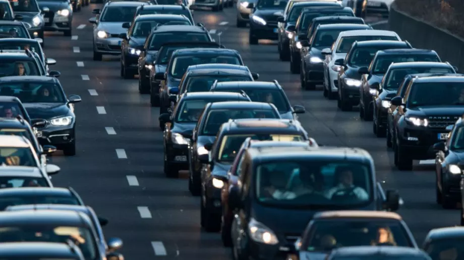 Великобритания дава до 3 000 лири на шофьори, за да се откажат от колите си