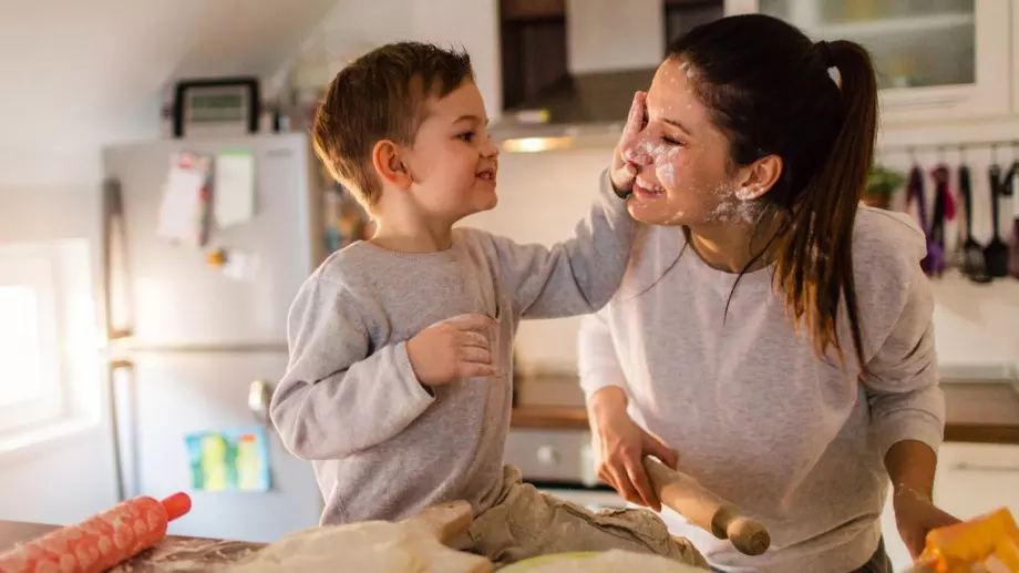 Трябва да научим синовете си да споделят "умствен багаж", не само задължения 