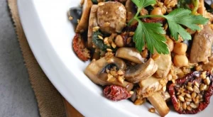 Постна яхния с лимец и спанак