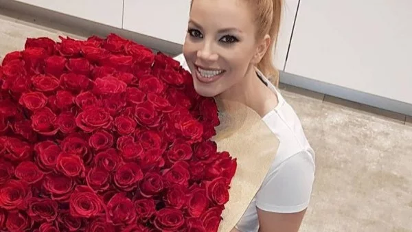 Емилия показа годежния си пръстен (снимка)