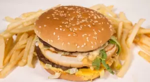 Съдят верига за бързо хранене по обвинение, че продава твърде малки бургери