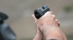 Виц за 26 април 2023: Две мутри ще обират селянин