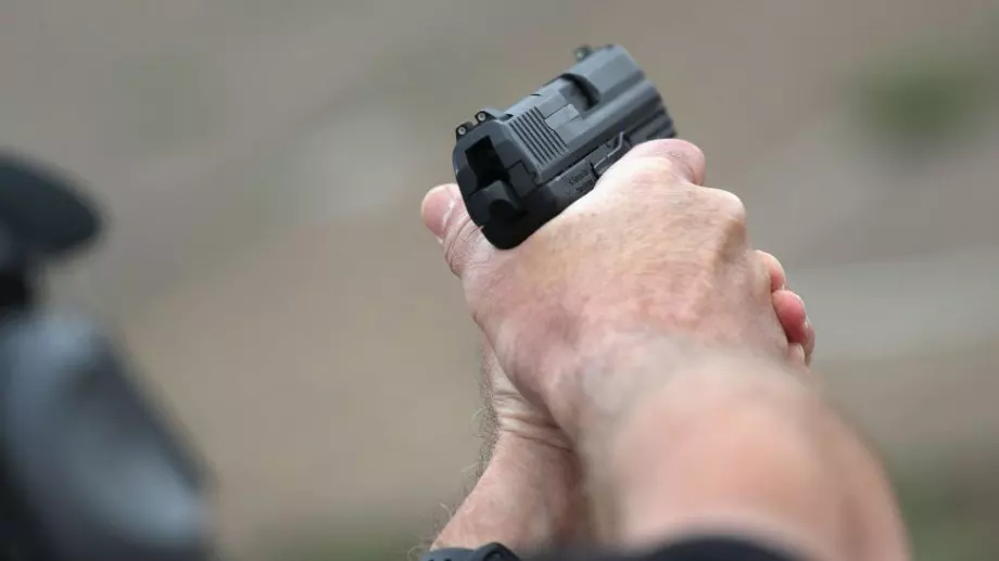 Виц за 3 юни 2023: Въоръжен сексуален маниак влиза в магазин