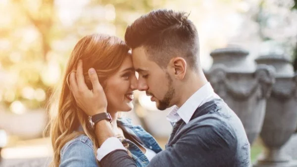 Тези 3 зодии ги очаква бурна любов през април