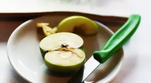 Защо да НЕ ядете семките на ябълката