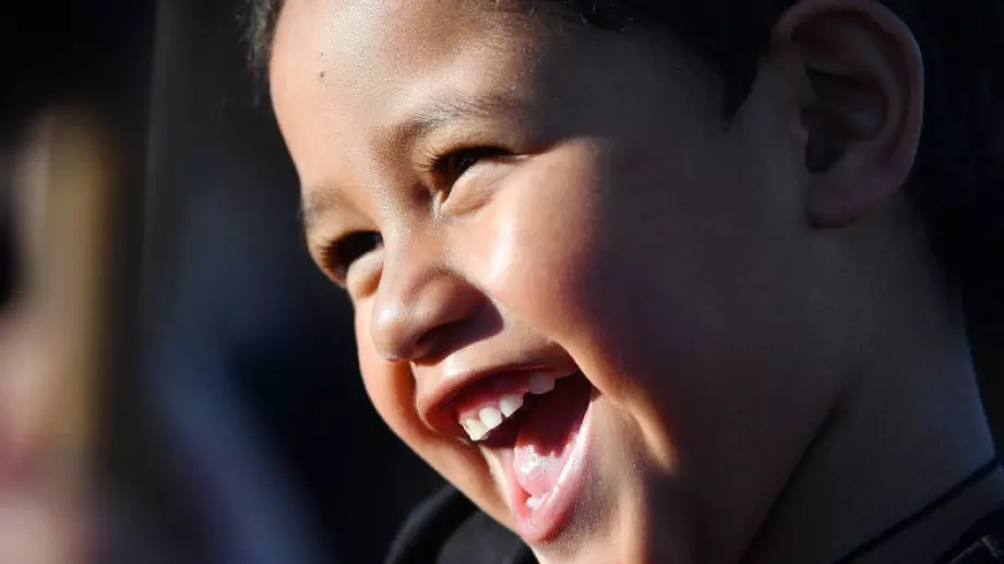 Виц за добро утро: Малко дете излива кафето