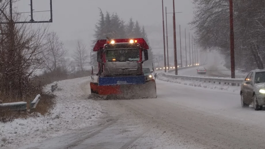 Пътищата в страната са проходими, чистят ги 800 машини