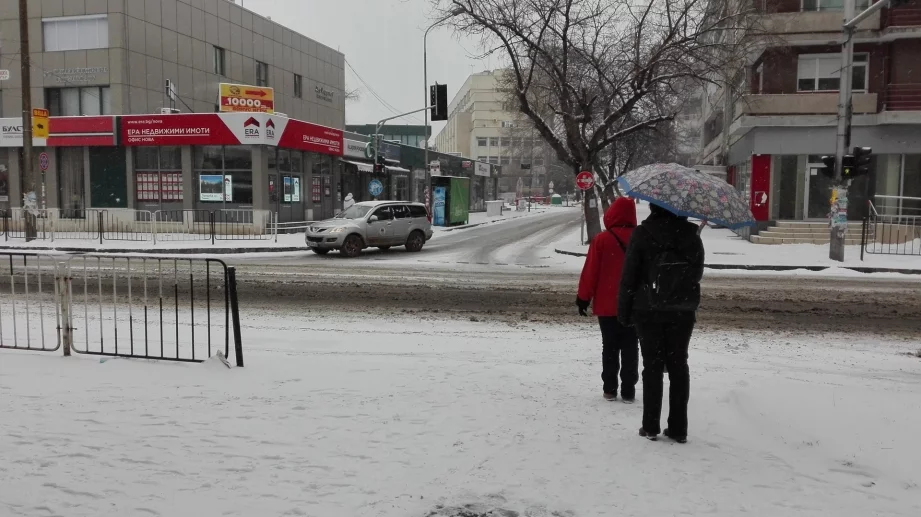 Над 1000 човека чистят тротоарите в София 