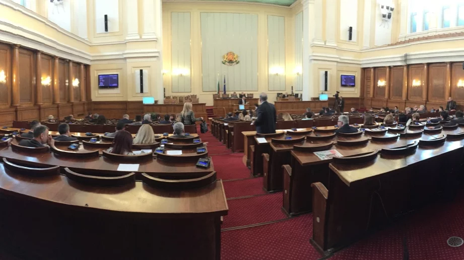 Парламентът прие на първо четене законите за хората с увреждания и личната помощ