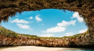 Скритият плаж на любовта (видео)