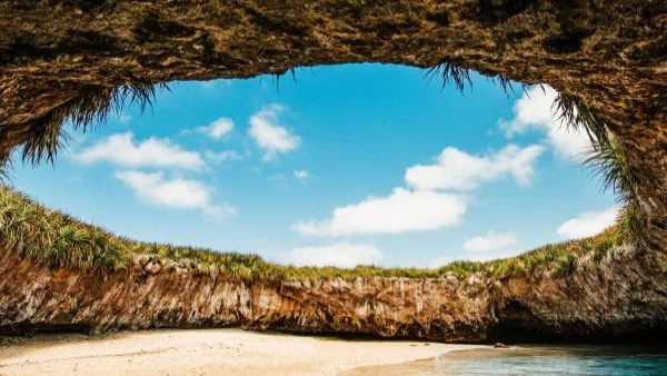 Скритият плаж на любовта (видео)