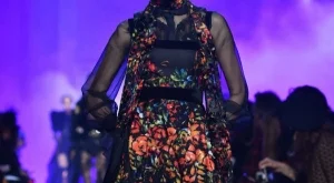 Дантели, цветя и тъмни цветове от Elie Saab