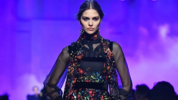 Дантели, цветя и тъмни цветове от Elie Saab