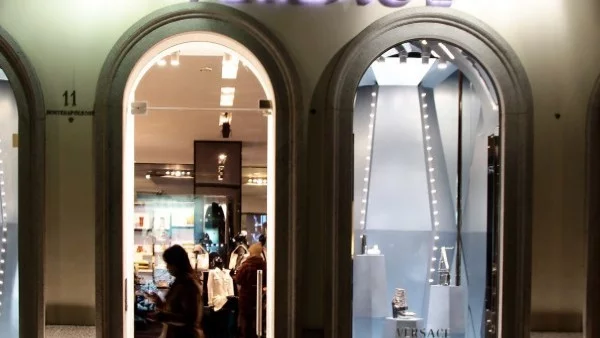 И Versace се отказа от естествените кожи