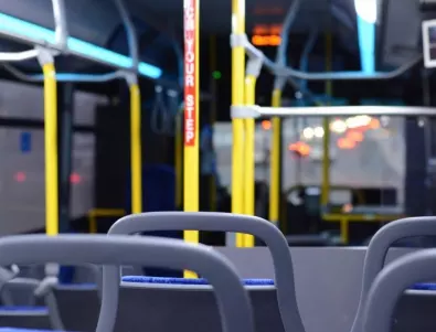 Виц на деня: Притеснена жена в градския транспорт