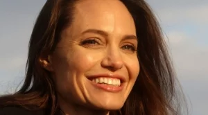 Джоли може да пилотира самолет