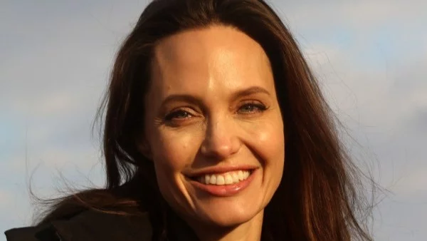 Джоли става редактор на радиото на Би Би Си