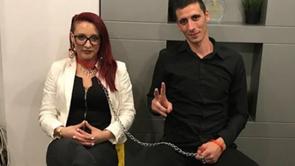 Жена на каишка чете Библията в "Смени жената"