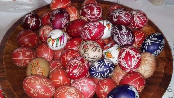 Работилници за писани великденски яйца