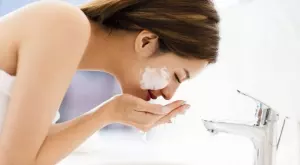 Какво се случва, ако не измиете лицето си преди лягане