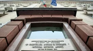  {{ otherArticle[0].article.title }} 