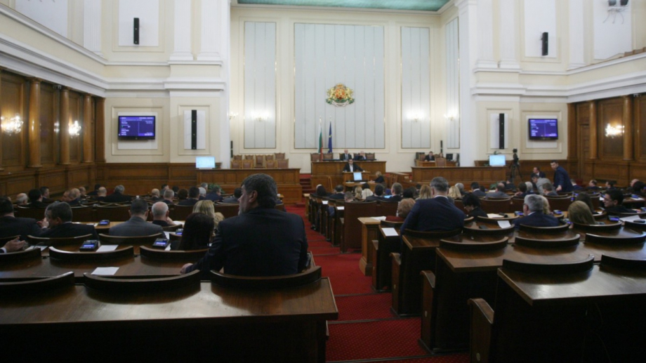 Депутатите не приеха предложението да намалят заплатите си От Изправи