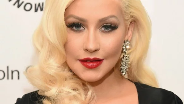 Кристина Агилера се снима за корица без капка грим (Снимки)