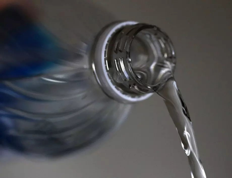 Експерт разкри защо не е хубаво да се пие минерална вода в жегата