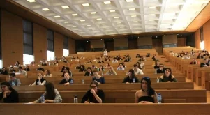 Само един от петима студенти ходи редовно на лекции