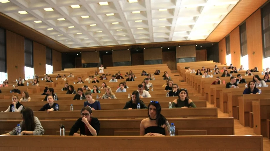 Само един от петима студенти ходи редовно на лекции