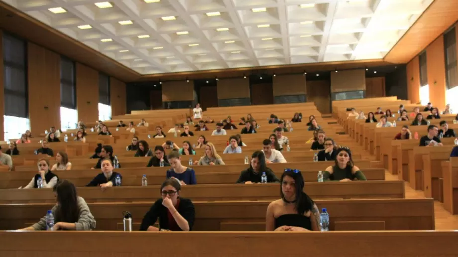 Съкращават 1000 възрастни преподаватели в университетите