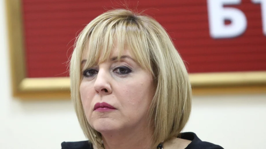 Манолова нападна КЕВР за тока и парното, но и посочи законови проблеми