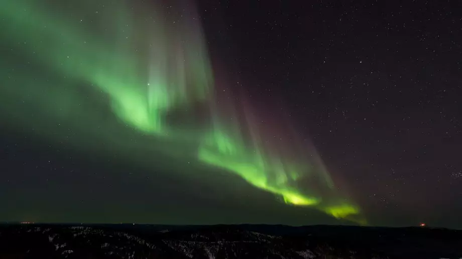 Странна спирала се появи насред северното сияние в Аляска (ВИДЕО)