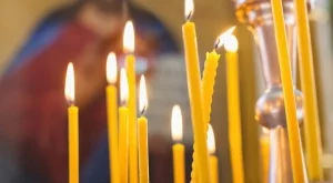 Брутално! Момиче си пали цигара от църковни свещи (снимка)