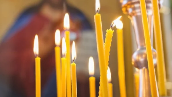 Брутално! Момиче си пали цигара от църковни свещи (снимка)