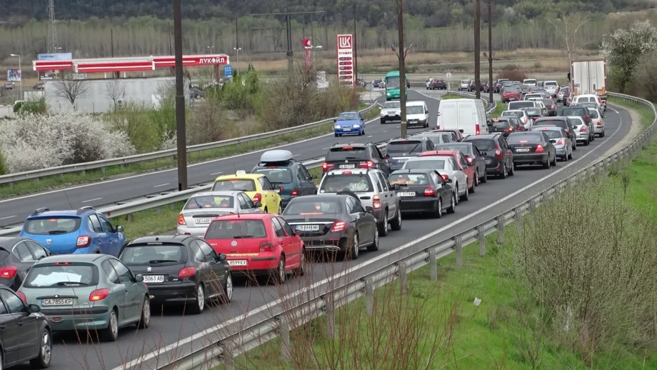 Депутатите одобриха на първо четене по-високия данък за стари коли