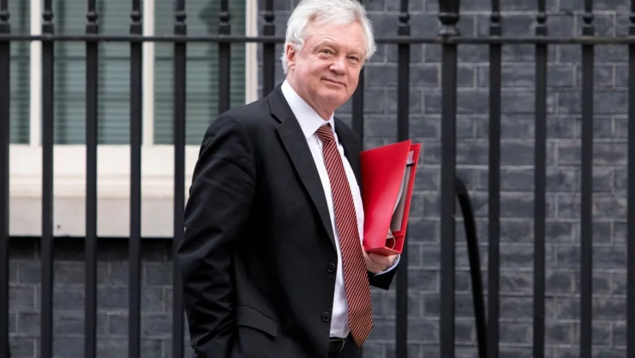 Британският министър, отговарящ за Brexit, подаде оставка 
