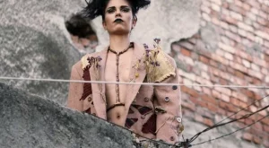 Показват рециклирани дрехи с имена на засегнати от бедствия райони 