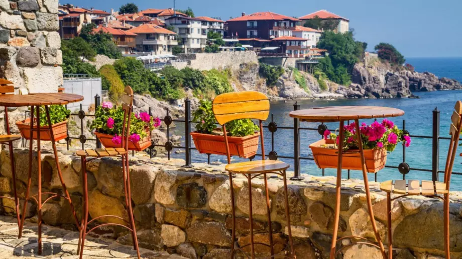 За спешно ваксиниране на заетите в туризма, настояват от бранша