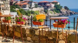  {{ otherArticle[0].article.title }} 