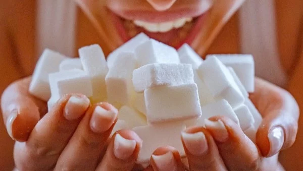 Учени: Захарта ни прави грозни и дебели   