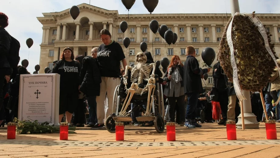 Появиха се обвинения, че на майки на деца с увреждания е плащано да протестират