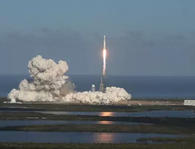 SpaceX изстреля космическия си кораб, предназначен за полети до Марс