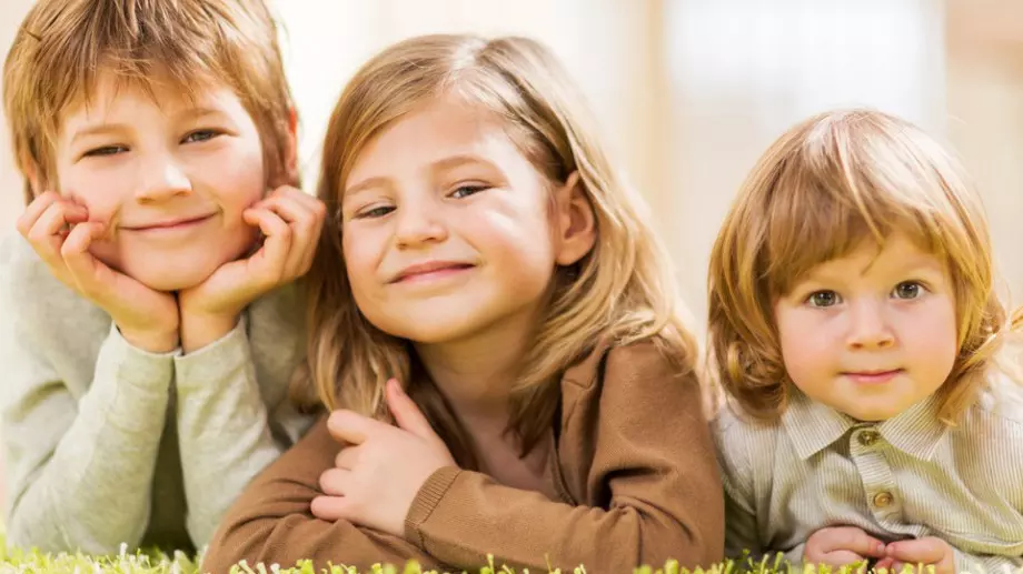 Защо по-големите деца не бива да гледат своите братя и сестри