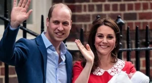 Кейт Мидълтън напусна болницата часове след раждането (снимки)