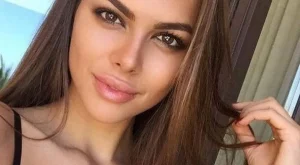 Лудост! Руски модел увисна на 306 м от земята  (видео)